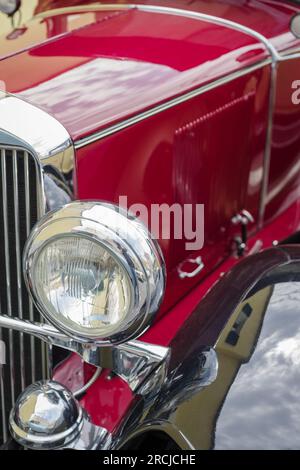 Nahaufnahme des Graham-Paige Model 610 4-türigen Sedan 1928 Oldtimer, der in einer Straße geparkt ist Stockfoto