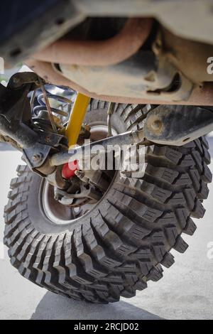 Nahaufnahme der Verkleidung und aller Geländereifen bei Geländefahrzeugen Stockfoto