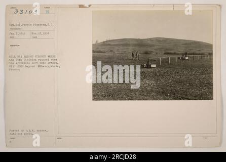 Soldaten der 79. Division stehen auf dem Hügel Nr. 361 jenseits von Gibercy, Mause, Frankreich. Das Foto wurde von Sergeant Morris Fineberg am 12. November 1918 aufgenommen. Dort wurde die Division stationiert, als der Waffenstillstand in Kraft trat. Das Bild wurde vom A.E.P. Zensor bestätigt. Das Ausstellungsdatum wurde nicht angegeben. Stockfoto