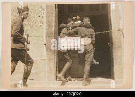 Ein Foto mit einem Empfangsbüro in einer amerikanischen Militäreinrichtung während des Ersten Weltkriegs. Soldaten können gesehen werden, wie sie Papierkram bearbeiten und Postsendungen auf organisierte und effiziente Weise sortieren. Stockfoto