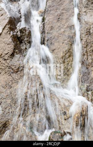 Nahaufnahme eines bewegungsunscharfen Wasserfalls Stockfoto