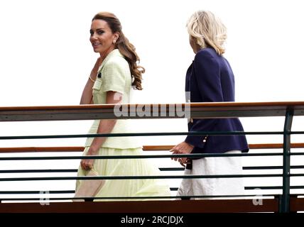 Prinzessin von Wales, neben Debbie Jevans (rechts), Ankunft am 13. Tag der Wimbledon-Meisterschaft 2023 im All England Lawn Tennis and Croquet Club in Wimbledon. Bilddatum: Samstag, 15. Juli 2023. Stockfoto