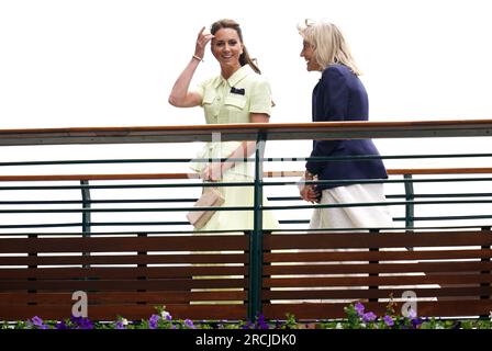 Prinzessin von Wales, neben Debbie Jevans (rechts), Ankunft am 13. Tag der Wimbledon-Meisterschaft 2023 im All England Lawn Tennis and Croquet Club in Wimbledon. Bilddatum: Samstag, 15. Juli 2023. Stockfoto