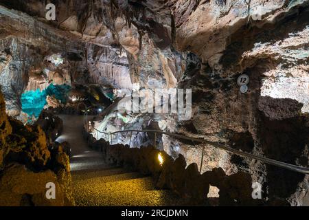 Portugal, Region Centro, der Grutas de Mira de Aire (Höhlenkomplex), der die für die Öffentlichkeit zugängliche Höhle zeigt Stockfoto