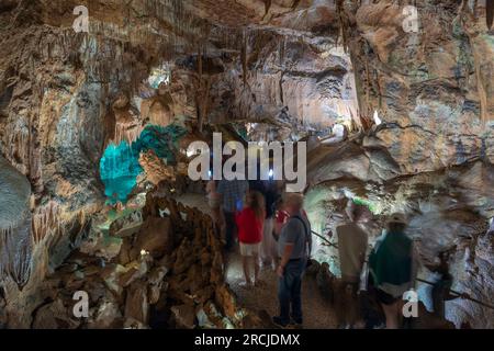 Portugal, Region Centro, Touristenpfad hinunter in die tiefen Höhlen der Grutas de Mira de Aire (Höhlenkomplex) Stockfoto