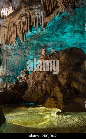 Portugal, Region Centro, Felsformationen und unterirdischer Wasserlauf im Grutas de Mira de Aire (Höhlenkomplex) Stockfoto