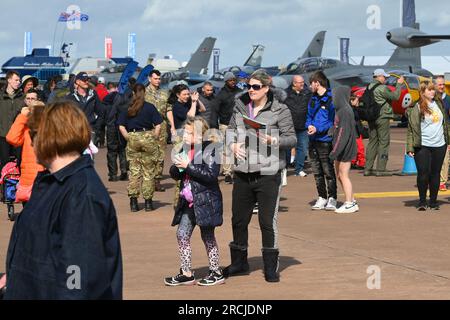 RAF Fairford, Gloucestershire, Vereinigtes Königreich. 15. Juli 2023 Die Menschenmassen wachsen vor Beginn der Ausstellungen während der Royal International Air Tattoo auf der RAF Fairford, Gloucestershire am Samstag, den 15. Juli 2023. (Foto: Jon Hobley | MI News) Guthaben: MI News & Sport /Alamy Live News Stockfoto