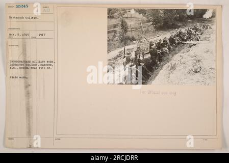 Soldaten und Kadetten vom Dartmouth College, die im Schuljahr 1917-18 Feldarbeit leisten. Dieses Foto wurde am 5. März 1919 von einem unbekannten Fotografen aufgenommen. Die Soldaten werden im Rahmen ihrer militärischen Bachelor-Arbeit am College verschiedene militärische Aktivitäten durchführen sehen Stockfoto