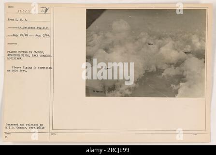 Flugzeuge fliegen in Formation auf 5000 m Höhe am Gerstner Field, Lake Charles, Louisiana. Das Foto mit der Nummer 16605 wurde am 3. August 1918 von Lieutenant Erickson vom Signalkorps aufgenommen. Es wurde anschließend zensiert und vom M.I.D. freigegeben Zensor am 16. September 1918. Stockfoto