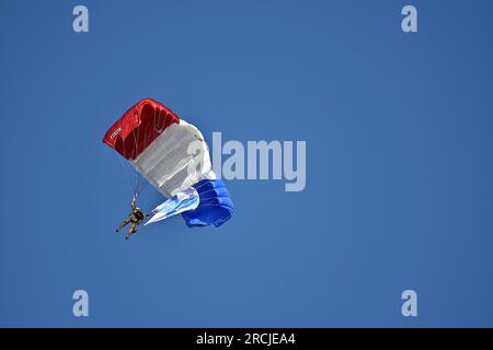 Marseille, Frankreich. 14. Juli 2023. Ein Fallschirmjäger fliegt anlässlich der Militärzeremonie zum Nationalfeiertag über den alten Hafen von Marseille. Militärparade über dem Alten Hafen von Marseille anlässlich der Militärzeremonie zum Nationalfeiertag. Kredit: SOPA Images Limited/Alamy Live News Stockfoto