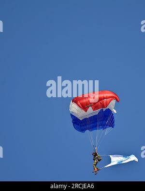 Marseille, Frankreich. 14. Juli 2023. Ein Fallschirmjäger fliegt anlässlich der Militärzeremonie zum Nationalfeiertag über den alten Hafen von Marseille. Militärparade über dem Alten Hafen von Marseille anlässlich der Militärzeremonie zum Nationalfeiertag. Kredit: SOPA Images Limited/Alamy Live News Stockfoto