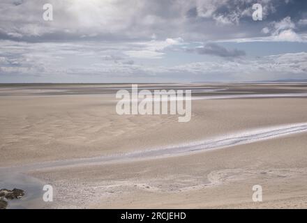 Der riesige Sandstrand an der Red Wharf Bay, Anglesey. Stockfoto