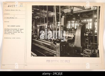Abbildung des Herstellungsprozesses des Liberty Motors bei der Packard Motor Car Co. In Detroit, Michigan. Das Foto zeigt Arbeiter, die Kurbelgehäuse bearbeiten. Dieses Bild wurde am 20. April 1918 von der Packard Motor Car Co. Zu offiziellen Zwecken aufgenommen. Stockfoto