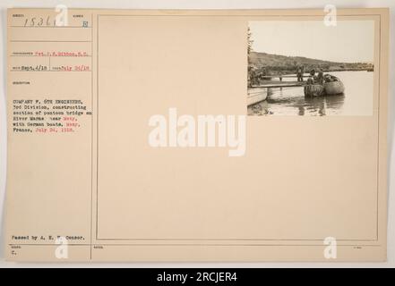 Soldaten der Kompanie F, 6. Engineers, 3. Division, werden am 24. Juli 1918 in Mezy, Frankreich, gesehen und bauen einen Abschnitt einer Pontonbrücke auf der Marne. Das Foto wurde von Pvt. J. E. Gibbon, S.C. aufgenommen und zeigt auch die gefangenen deutschen Boote. Das Bild wurde vom A. E. F. Censor übergeben. Stockfoto