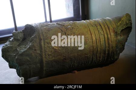 Fragment einer schwedischen 24-mm-Bronzekanone. Schweden, 1616. 1621 von der schwedischen Armee bei der Belagerung von Riga beschädigt. Lettisches Kriegsmuseum. Riga. Lettland. Stockfoto