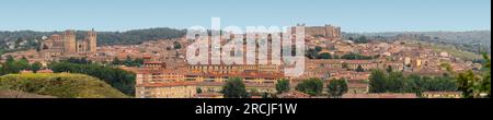 Panoramablick auf das historische Zentrum von Albarracín, das zu einer historisch-künstlerischen Stätte und einer der schönsten Städte Spaniens, Teruel, Europa, erklärt wurde. Stockfoto