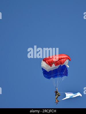 Marseille, Frankreich. 14. Juli 2023. Ein Fallschirmjäger fliegt anlässlich der Militärzeremonie zum Nationalfeiertag über den alten Hafen von Marseille. Militärparade über dem Alten Hafen von Marseille anlässlich der Militärzeremonie zum Nationalfeiertag. (Foto: Gerard Bottino/SOPA Images/Sipa USA) Guthaben: SIPA USA/Alamy Live News Stockfoto