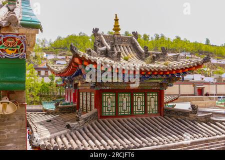 Kunstvoll erbautes Dach einer Pagode auf einem Tempel in Kumbum Tibetanerkloster in der Nähe von Xining, China, Asien Stockfoto