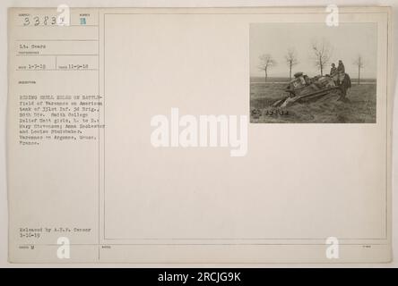 Eine Gruppe Frauen von der Smith College Relief Unit auf dem Schlachtfeld von Varennes, Frankreich während des Ersten Weltkriegs. Sie werden in einem amerikanischen Panzer der 331. Infanterie, 3. Brigade, 80. Division gesehen. Die Frauen werden identifiziert als Mary Stevenson, Anna Rochester und Louise Studebaker. Veröffentlicht mit Zustimmung des Militärzensors am 16. Januar 1919. Stockfoto