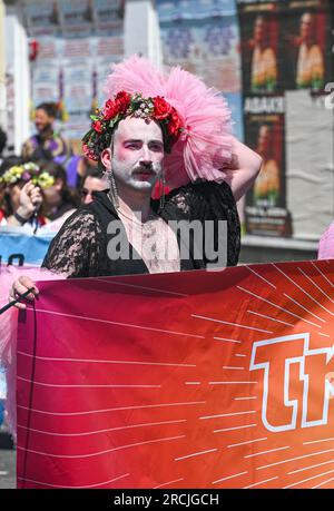 Brighton UK 15. Juli 2023 - Tausende nehmen an der Brighton Trans Pride Parade durch die Straßen und entlang der Küste Teil, die ihren 10. Jahrestag in der Stadt feiert: Credit Simon Dack / Alamy Live News Stockfoto