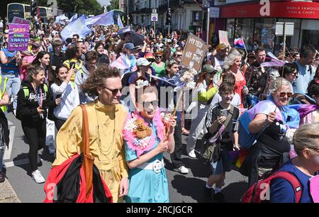 Brighton UK 15. Juli 2023 - Tausende nehmen an der Brighton Trans Pride Parade durch die Straßen und entlang der Küste Teil, die ihren 10. Jahrestag in der Stadt feiert: Credit Simon Dack / Alamy Live News Stockfoto