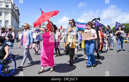 Brighton UK 15. Juli 2023 - Tausende nehmen an der Brighton Trans Pride Parade durch die Straßen und entlang der Küste Teil, die ihren 10. Jahrestag in der Stadt feiert: Credit Simon Dack / Alamy Live News Stockfoto