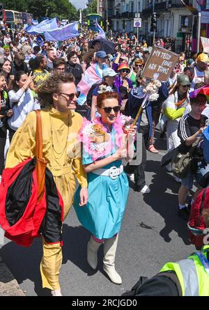 Brighton UK 15. Juli 2023 - Tausende nehmen an der Brighton Trans Pride Parade durch die Straßen und entlang der Küste Teil, die ihren 10. Jahrestag in der Stadt feiert: Credit Simon Dack / Alamy Live News Stockfoto