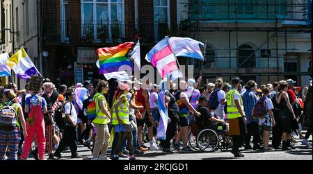 Brighton UK 15. Juli 2023 - Tausende nehmen an der Brighton Trans Pride Parade durch die Straßen und entlang der Küste Teil, die ihren 10. Jahrestag in der Stadt feiert: Credit Simon Dack / Alamy Live News Stockfoto