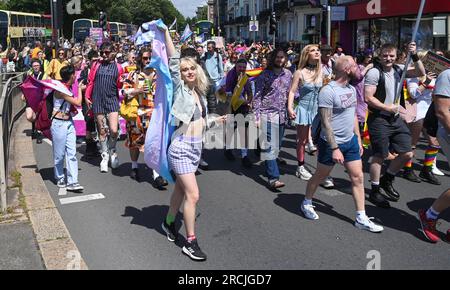 Brighton UK 15. Juli 2023 - Tausende nehmen an der Brighton Trans Pride Parade durch die Straßen und entlang der Küste Teil, die ihren 10. Jahrestag in der Stadt feiert: Credit Simon Dack / Alamy Live News Stockfoto