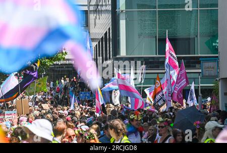 Brighton UK 15. Juli 2023 - Tausende nehmen an der Brighton Trans Pride Parade durch die Straßen und entlang der Küste Teil, die ihren 10. Jahrestag in der Stadt feiert: Credit Simon Dack / Alamy Live News Stockfoto