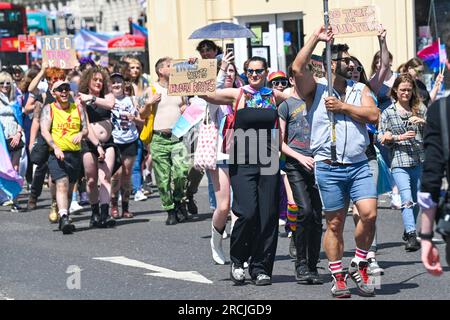 Brighton UK 15. Juli 2023 - Tausende nehmen an der Brighton Trans Pride Parade durch die Straßen und entlang der Küste Teil, die ihren 10. Jahrestag in der Stadt feiert: Credit Simon Dack / Alamy Live News Stockfoto