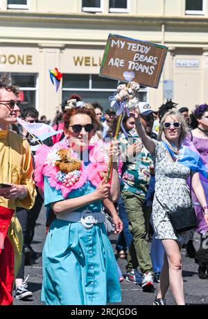 Brighton UK 15. Juli 2023 - Tausende nehmen an der Brighton Trans Pride Parade durch die Straßen und entlang der Küste Teil, die ihren 10. Jahrestag in der Stadt feiert: Credit Simon Dack / Alamy Live News Stockfoto