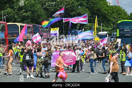 Brighton UK 15. Juli 2023 - Tausende nehmen an der Brighton Trans Pride Parade durch die Straßen und entlang der Küste Teil, die ihren 10. Jahrestag in der Stadt feiert: Credit Simon Dack / Alamy Live News Stockfoto