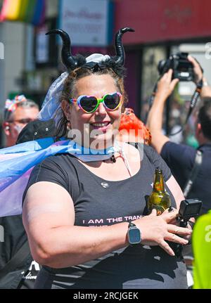 Brighton UK 15. Juli 2023 - Tausende nehmen an der Brighton Trans Pride Parade durch die Straßen und entlang der Küste Teil, die ihren 10. Jahrestag in der Stadt feiert: Credit Simon Dack / Alamy Live News Stockfoto