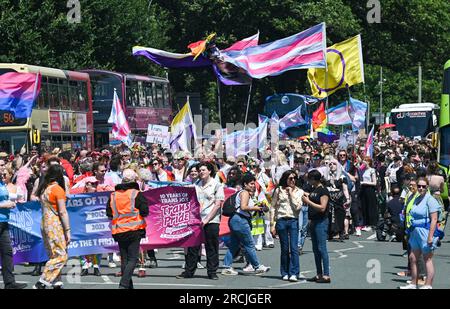 Brighton UK 15. Juli 2023 - Tausende nehmen an der Brighton Trans Pride Parade durch die Straßen und entlang der Küste Teil, die ihren 10. Jahrestag in der Stadt feiert: Credit Simon Dack / Alamy Live News Stockfoto