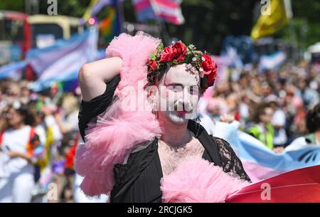 Brighton UK 15. Juli 2023 - Tausende nehmen an der Brighton Trans Pride Parade durch die Straßen und entlang der Küste Teil, die ihren 10. Jahrestag in der Stadt feiert: Credit Simon Dack / Alamy Live News Stockfoto