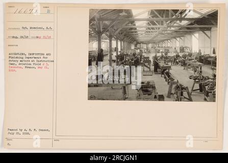 Soldaten der USA Die Armee wird beim Zusammenbau, der Inspektion und der Fertigstellung von Rotationsmotoren im Instruction Camp, Flugplatz Nr. 3 in Issoudon, Frankreich, beobachtet. Das Foto wurde am 21. Mai 1918 aufgenommen und bietet einen Einblick in die Aktivitäten im Camp während des Ersten Weltkriegs Das Bild trägt den Genehmigungsstempel des amerikanischen Zensors der Expeditionsstreitkräfte vom 29. Juli 1918. Sgt. Moscioni, S.C., hat diesen Moment gefangen. Stockfoto