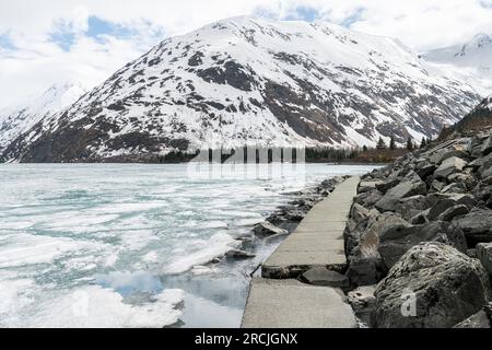 Der Randsteg und die Eisdecke am Portage Lake vom Begich Boggs Visitor Center Stockfoto