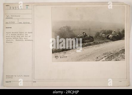 Drei zerstörte Panzer werden vor einem deutschen Maschinengewehrnest gesehen, das sie deaktivieren konnten, bevor sie angehalten wurden. Das Foto wurde von Sergeant Eikleberry am 11-7-19 in Chennery, Ardennes, Frankreich, aufgenommen. Veröffentlicht von A.E.F. Zensor auf 1-16-19. (Bildunterschrift basierend auf bereitgestellten Informationen) Stockfoto