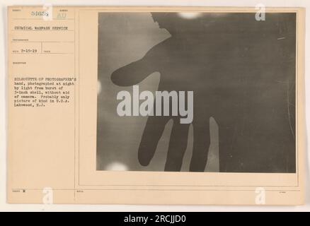 Silhouette der Hand eines Fotografen, die bei Nacht mit dem Licht einer 3-Zoll-Hülle ohne Unterstützung durch eine Kamera aufgenommen wurde. Dieses Foto ist wahrscheinlich das einzige seiner Art in den USA und wurde am 15. Februar 1919 in Lakewood, New Jersey, aufgenommen. Stockfoto