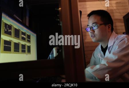 (230715) -- XICHANG, 15. Juli 2023 (Xinhua) -- Forscher Nie Qiyuan überprüft experimentelle Daten im China Jinping Underground Laboratory in der Provinz Sichuan im Südwesten Chinas, 3. Juli 2023. Der Berg Jinping befindet sich im Abflussbecken des Flusses Yalong, dem größten Nebenfluss des Flusses Jinsha, und hat die höchste Höhe von 4.410 Metern. Das China Jinping Underground Laboratory (CJPL) befindet sich in der Mitte des 17,5 Kilometer langen Jinping-Tunnels in der Provinz Sichuan im Südwesten Chinas. Das 2010 eingeweihte Labor ist eine unterirdische Forschungseinrichtung mit einer Felsüberlast von ca. Stockfoto