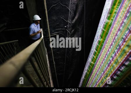 (230715) -- XICHANG, 15. Juli 2023 (Xinhua) -- Doktor Yang Litao überprüft eine Schutzvorrichtung für flüssigen Stickstoff in der C1. Halle der zweiten Phase des China Jinping Underground Laboratory in der Provinz Sichuan im Südwesten Chinas, 4. Juli 2023. Der Berg Jinping befindet sich im Abflussbecken des Flusses Yalong, dem größten Nebenfluss des Flusses Jinsha, und hat die höchste Höhe von 4.410 Metern. Das China Jinping Underground Laboratory (CJPL) befindet sich in der Mitte des 17,5 Kilometer langen Jinping-Tunnels in der Provinz Sichuan im Südwesten Chinas. Das 2010 eingeweihte Labor ist ein un Stockfoto