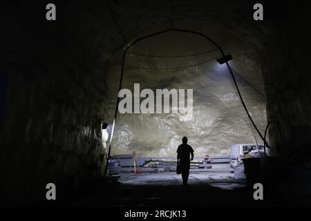 (230715) -- XICHANG, 15. Juli 2023 (Xinhua) -- Dr. Yang Litao geht zur C-Halle der zweiten Phase des China Jinping Underground Laboratory in der Provinz Sichuan im Südwesten Chinas, 4. Juli 2023. Der Berg Jinping befindet sich im Abflussbecken des Flusses Yalong, dem größten Nebenfluss des Flusses Jinsha, und hat die höchste Höhe von 4.410 Metern. Das China Jinping Underground Laboratory (CJPL) befindet sich in der Mitte des 17,5 Kilometer langen Jinping-Tunnels in der Provinz Sichuan im Südwesten Chinas. Das 2010 eingeweihte Labor ist eine unterirdische Forschungseinrichtung mit einer Felsüberlastung Stockfoto