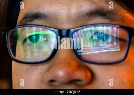 (230715) -- XICHANG, 15. Juli 2023 (Xinhua) -- Dr. Yang Litao prüft experimentelle Daten im China Jinping Underground Laboratory in der Provinz Sichuan im Südwesten Chinas, 3. Juli 2023. Der Berg Jinping befindet sich im Abflussbecken des Flusses Yalong, dem größten Nebenfluss des Flusses Jinsha, und hat die höchste Höhe von 4.410 Metern. Das China Jinping Underground Laboratory (CJPL) befindet sich in der Mitte des 17,5 Kilometer langen Jinping-Tunnels in der Provinz Sichuan im Südwesten Chinas. Das 2010 eingeweihte Labor ist eine unterirdische Forschungseinrichtung mit einer Gesteinsüberlast von etwa 2 4 Stockfoto