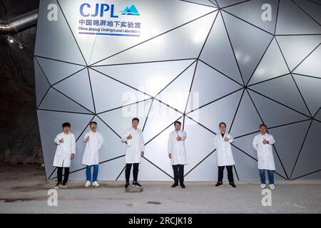 (230715) -- XICHANG, 15. Juli 2023 (Xinhua) -- Forscher des China Dark Matter Experiments (CDEX) posieren für ein Gruppenfoto außerhalb der ersten Phase des China Jinping Underground Laboratory in der Provinz Sichuan im Südwesten Chinas, 3. Juli 2023. Der Berg Jinping befindet sich im Abflussbecken des Flusses Yalong, dem größten Nebenfluss des Flusses Jinsha, und hat die höchste Höhe von 4.410 Metern. Das China Jinping Underground Laboratory (CJPL) befindet sich in der Mitte des 17,5 Kilometer langen Jinping-Tunnels in der Provinz Sichuan im Südwesten Chinas. Das 2010 eingeweihte Labor ist ein Untergebener Stockfoto