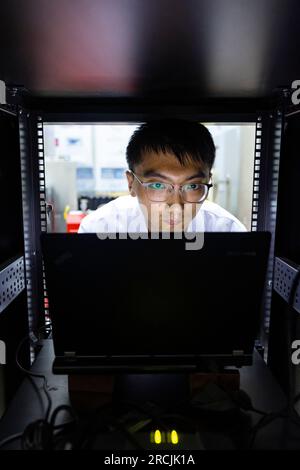 (230715) -- XICHANG, 15. Juli 2023 (Xinhua) -- Forscher Jing Mingkun prüft experimentelle Daten im China Jinping Underground Laboratory in der Provinz Sichuan im Südwesten Chinas, 3. Juli 2023. Der Berg Jinping befindet sich im Abflussbecken des Flusses Yalong, dem größten Nebenfluss des Flusses Jinsha, und hat die höchste Höhe von 4.410 Metern. Das China Jinping Underground Laboratory (CJPL) befindet sich in der Mitte des 17,5 Kilometer langen Jinping-Tunnels in der Provinz Sichuan im Südwesten Chinas. Das 2010 eingeweihte Labor ist eine unterirdische Forschungseinrichtung mit einer Felsüberlast von über Stockfoto