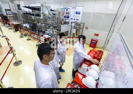 (230715) -- XICHANG, 15. Juli 2023 (Xinhua) -- Dr. Yang Litao (1. R) diskutiert mit Forschern im China Jinping Underground Laboratory in der Provinz Sichuan im Südwesten Chinas, 3. Juli 2023. Der Berg Jinping befindet sich im Abflussbecken des Flusses Yalong, dem größten Nebenfluss des Flusses Jinsha, und hat die höchste Höhe von 4.410 Metern. Das China Jinping Underground Laboratory (CJPL) befindet sich in der Mitte des 17,5 Kilometer langen Jinping-Tunnels in der Provinz Sichuan im Südwesten Chinas. Das 2010 eingeweihte Labor ist eine unterirdische Forschungseinrichtung mit einer Felsüberlast von Stockfoto