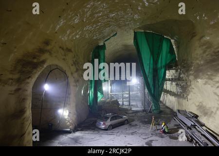 (230715) -- XICHANG, 15. Juli 2023 (Xinhua) -- An der Wand der C-Halle der zweiten Phase des China Jinping Underground Laboratory in der Provinz Sichuan im Südwesten Chinas ist Eine Wasser- und Radondichte Schicht zu sehen, 4. Juli 2023. Der Berg Jinping befindet sich im Abflussbecken des Flusses Yalong, dem größten Nebenfluss des Flusses Jinsha, und hat die höchste Höhe von 4.410 Metern. Das China Jinping Underground Laboratory (CJPL) befindet sich in der Mitte des 17,5 Kilometer langen Jinping-Tunnels in der Provinz Sichuan im Südwesten Chinas. Das 2010 eingeweihte Labor ist eine unterirdische Forschungseinrichtung Stockfoto