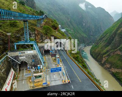 (230715) -- XICHANG, 15. Juli 2023 (Xinhua) -- Dieses Luftfoto wurde am 4. Juli 2023 aufgenommen und zeigt den Jinping-Tunnel, in dem sich das China Jinping Underground Laboratory befindet, und den nahe gelegenen Yalong River in der Provinz Sichuan im Südwesten Chinas. Der Berg Jinping befindet sich im Abflussbecken des Flusses Yalong, dem größten Nebenfluss des Flusses Jinsha, und hat die höchste Höhe von 4.410 Metern. Das China Jinping Underground Laboratory (CJPL) befindet sich in der Mitte des 17,5 Kilometer langen Jinping-Tunnels in der Provinz Sichuan im Südwesten Chinas. Das 2010 eingeweihte Labor ist ein unterirdisches Lager Stockfoto