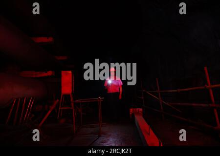 (230715) -- XICHANG, 15. Juli 2023 (Xinhua) -- Doktor Yang Litao wird bei der Entwässerung der zweiten Phase des China Jinping Underground Laboratory in der Provinz Sichuan im Südwesten Chinas gesehen, 4. Juli 2023. Der Berg Jinping befindet sich im Abflussbecken des Flusses Yalong, dem größten Nebenfluss des Flusses Jinsha, und hat die höchste Höhe von 4.410 Metern. Das China Jinping Underground Laboratory (CJPL) befindet sich in der Mitte des 17,5 Kilometer langen Jinping-Tunnels in der Provinz Sichuan im Südwesten Chinas. Das 2010 eingeweihte Labor ist eine unterirdische Forschungseinrichtung mit einer Felswand Stockfoto